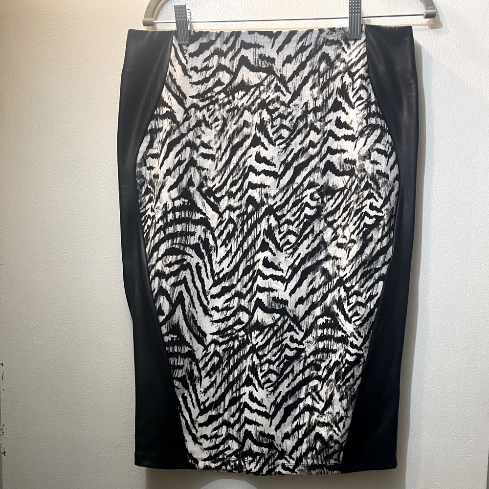 Kardashian collection Woman’s large stretchy skirt‎